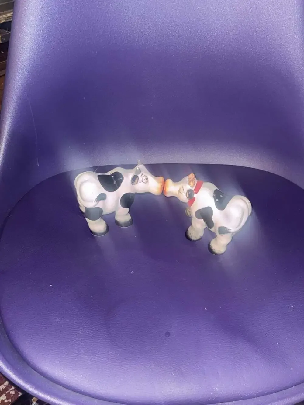 Magnetic Kissing Holstein Cows Ceramic Salt and Pepper Shakers Set